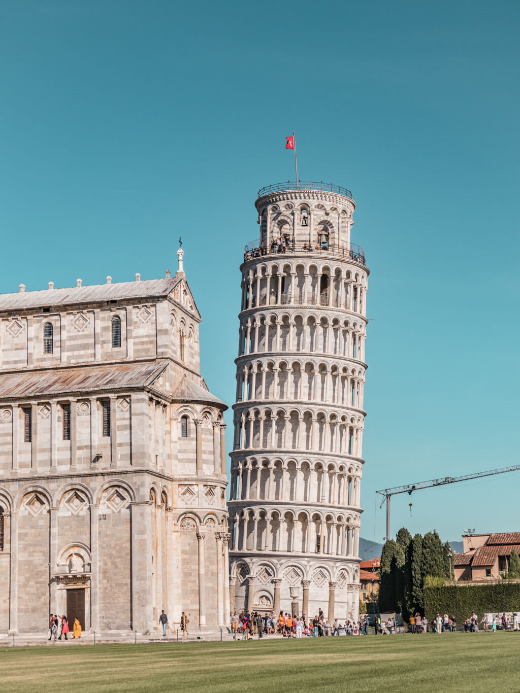 比塞塔就是因为倾斜成为特色,比塞塔为奇迹广场中三大建筑之一.