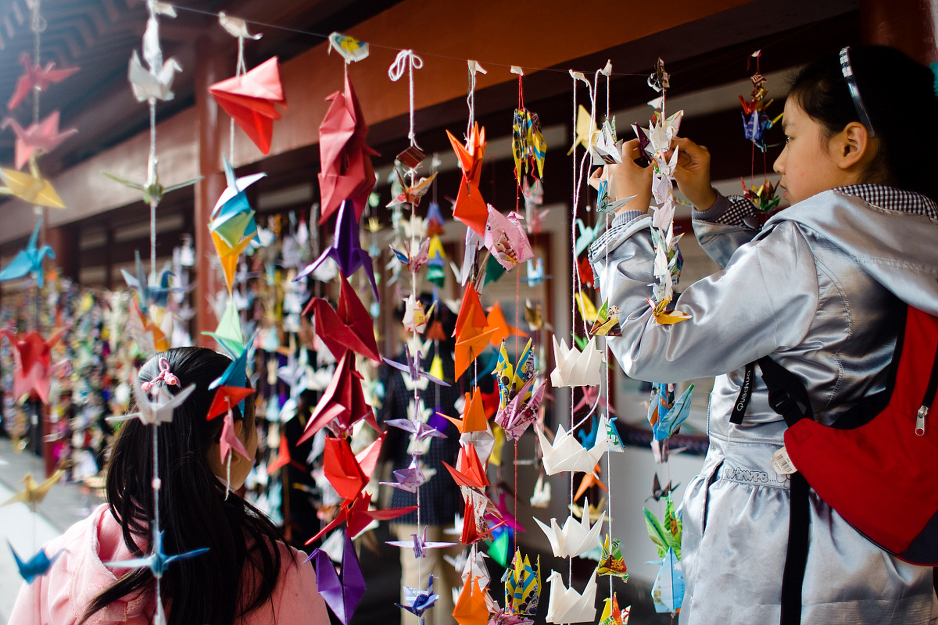 这个传统可以追溯到日本平安时代,当时人们相信折纸鹤可以带来好运和