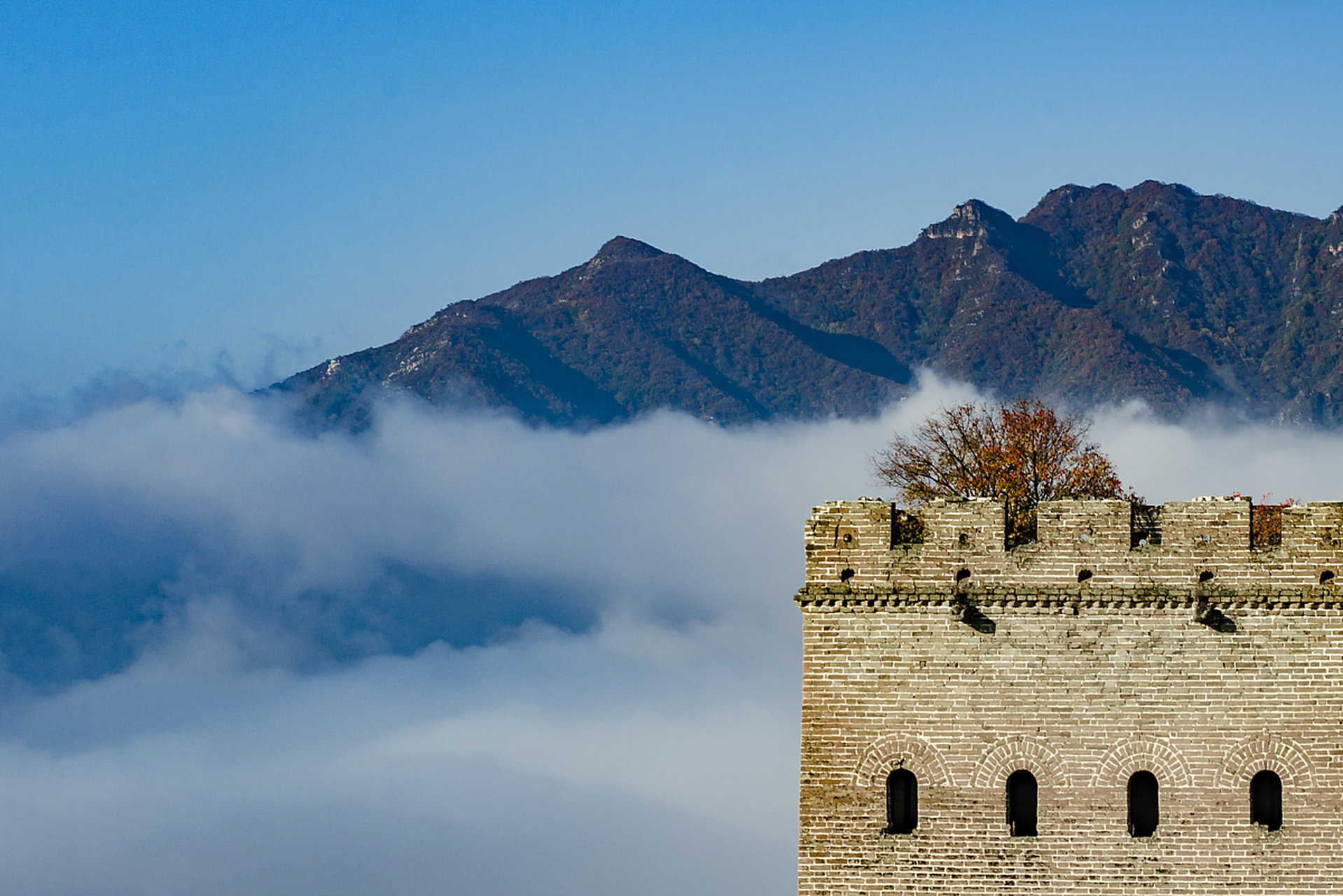 虽然秦始皇统一了六国并且进行了大规模的修筑工程,但他所修建的长城
