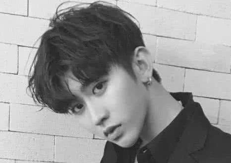 蔡徐坤不想染头发,助理建议他换成黑色,最后效果竟是这样!