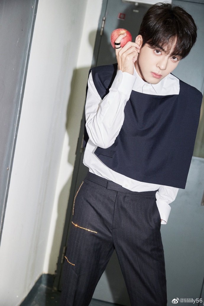 万物皆可云##曾舜晞我在香港遇见他# #曾舜晞李嘉#五月快要来了@卧谮