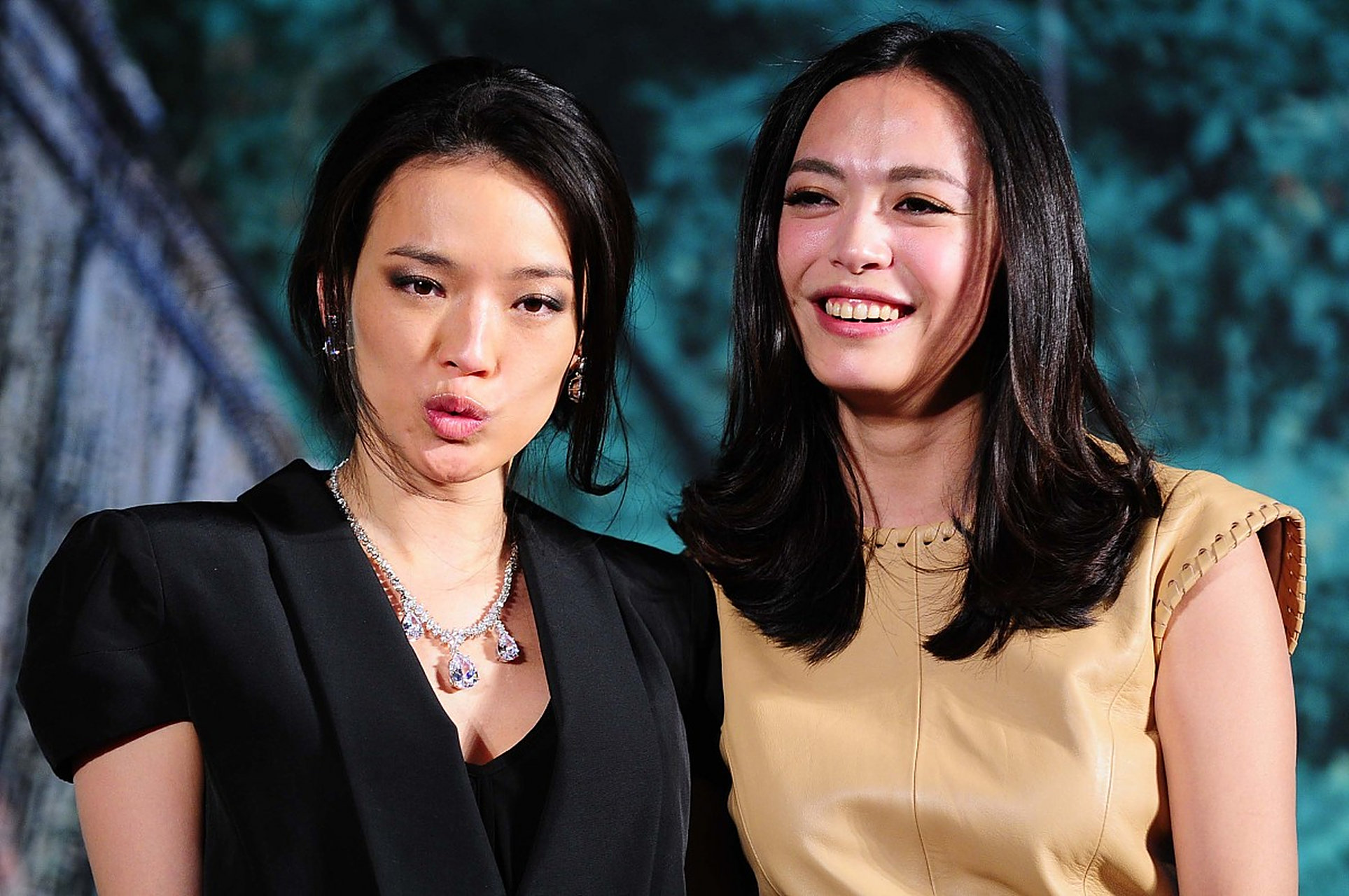 舒淇和姚晨,好适合演姐妹呀[嘻嘻]!笑起来都很真实,可爱!