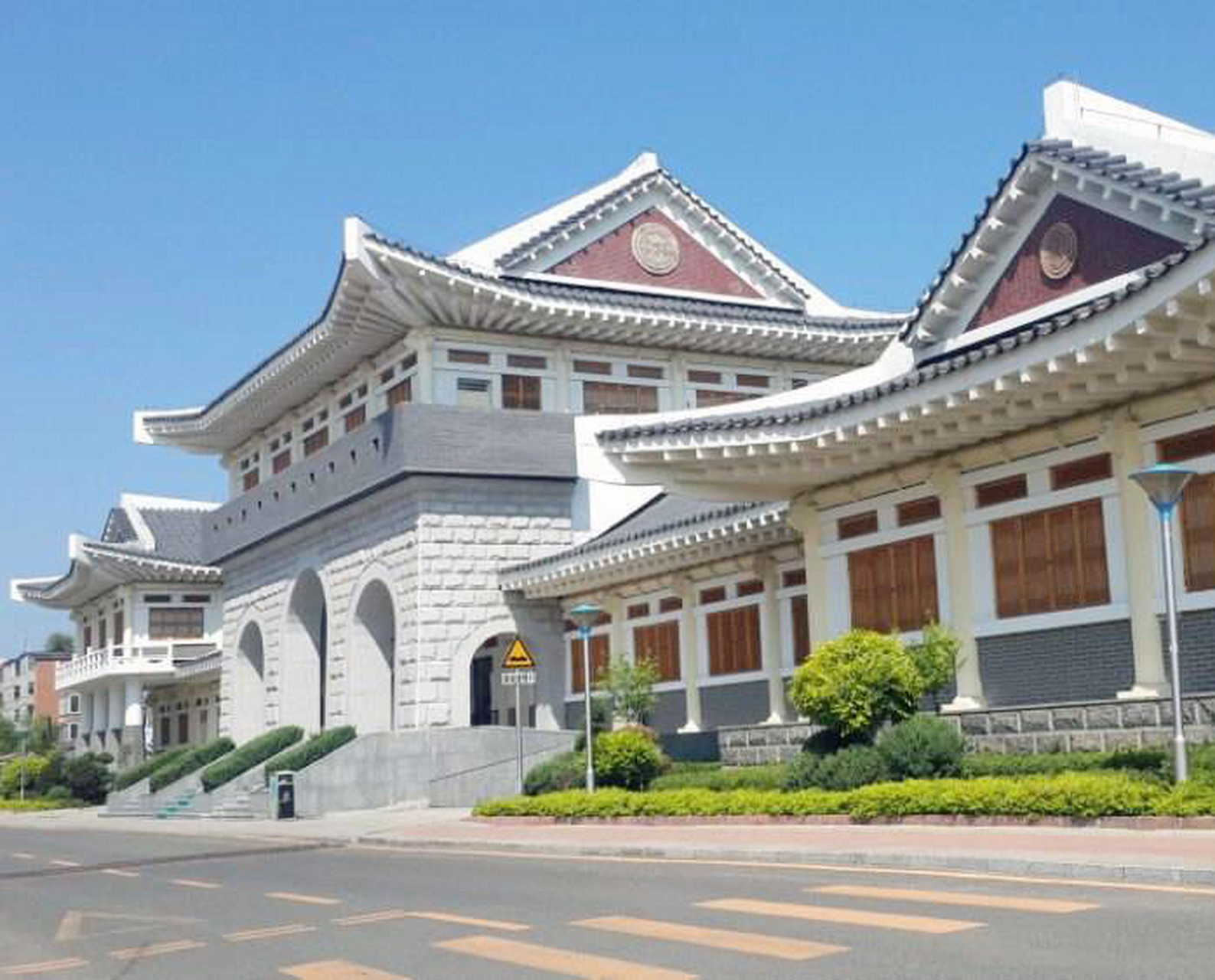 延边大学坐落在享有"教育之乡"美誉的吉林省延边朝鲜族自治州首府延吉