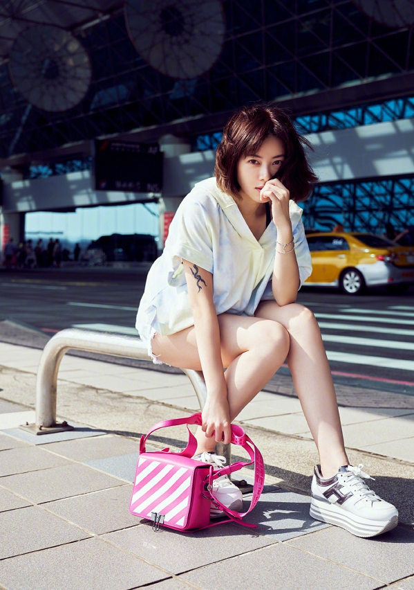 徐怀钰机场新造型,荧光绿外套配短裤很新潮,41岁身材不输少女