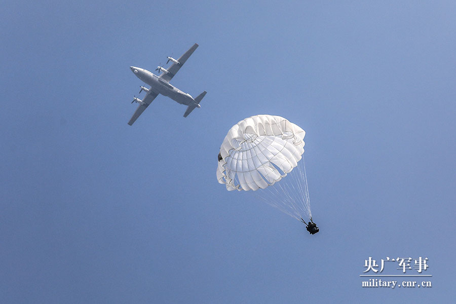伞降突击直达!空降兵某旅开展全要素空降空投训练