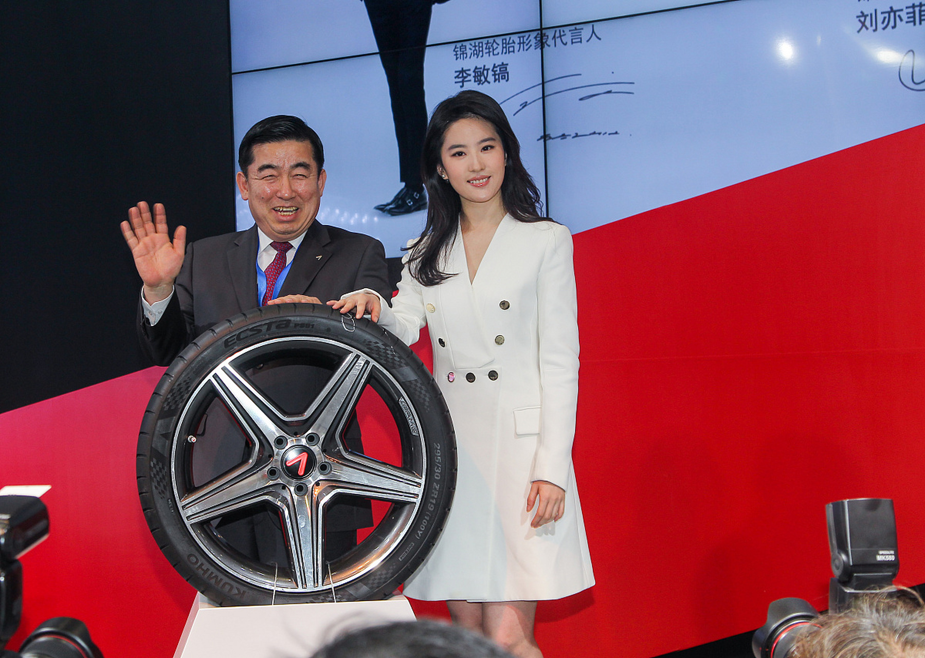 我听说了一个让人惊讶的消息——刘亦菲居然在车展上买了一辆法拉利!