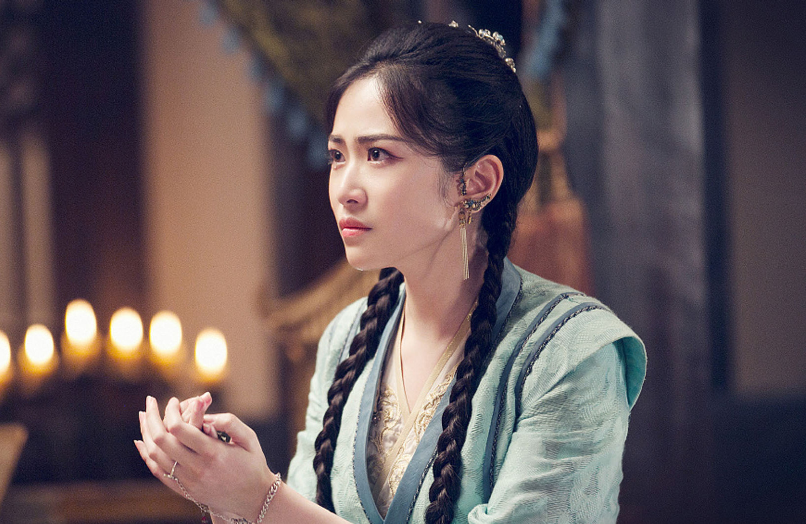 张青峰眼睛一亮,心里有了主意,施展出浮光掠影,朝街头爆射而出