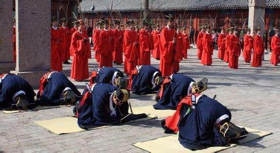 康熙帝遲遲不願跪拜孔子墓,大臣蓋住一字後,康熙皇帝立馬下跪