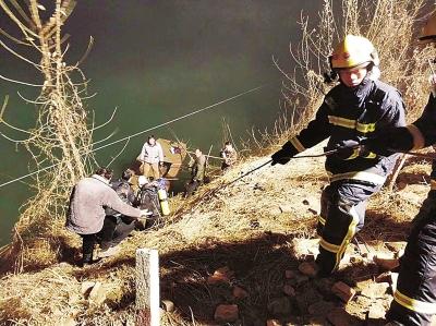 商丘一轿车雾天不慎落水 救援队深夜打捞溺水者