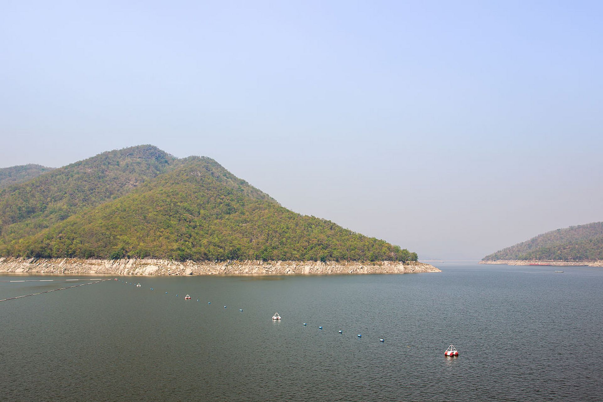 鸡笼山半月湖风景区图片