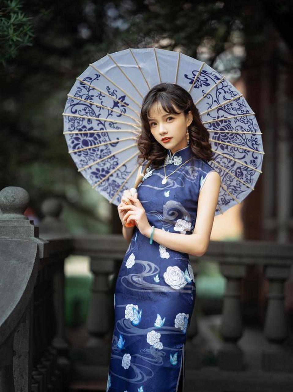 安然穿起旗袍有多美?这组图无论放在哪里,都是会让人眼前一亮的.