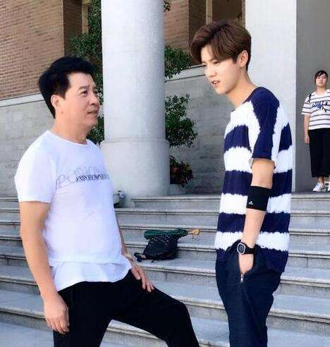 对比关晓彤和鹿晗父母,网友:这差距一目了然!