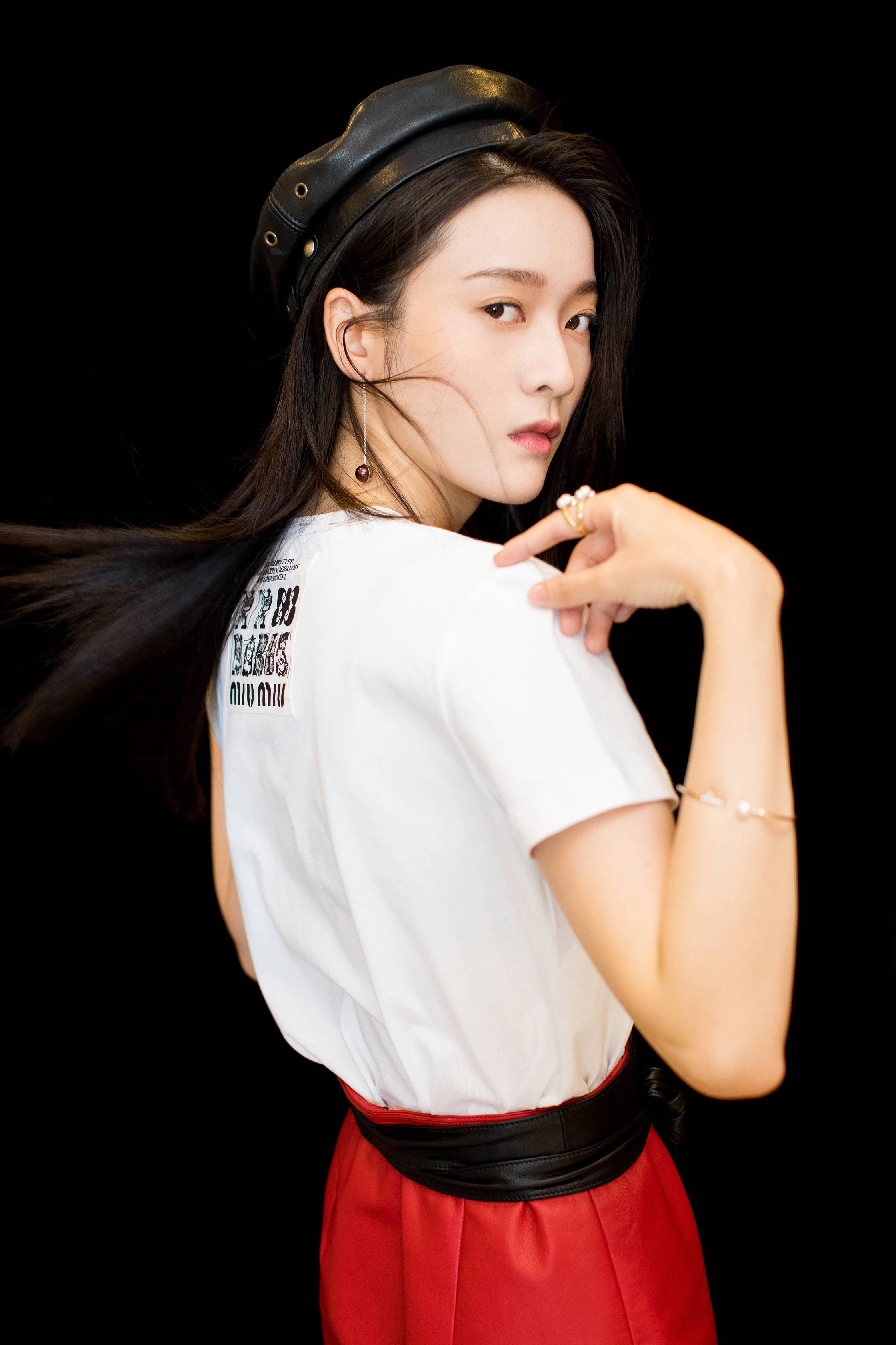 张雪迎帽子反戴有点小叛逆,红色小短裙驾驭俊俏和甜美