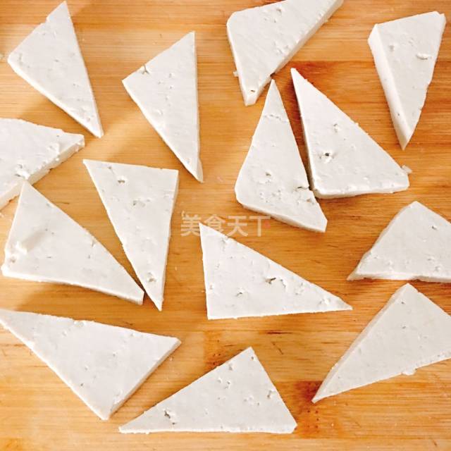 第2步,豆腐切三角形.
