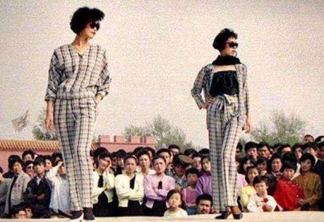 打扮很妖娆,右边的女子看起来十分的狂野  【80年代老照片:图1女子太