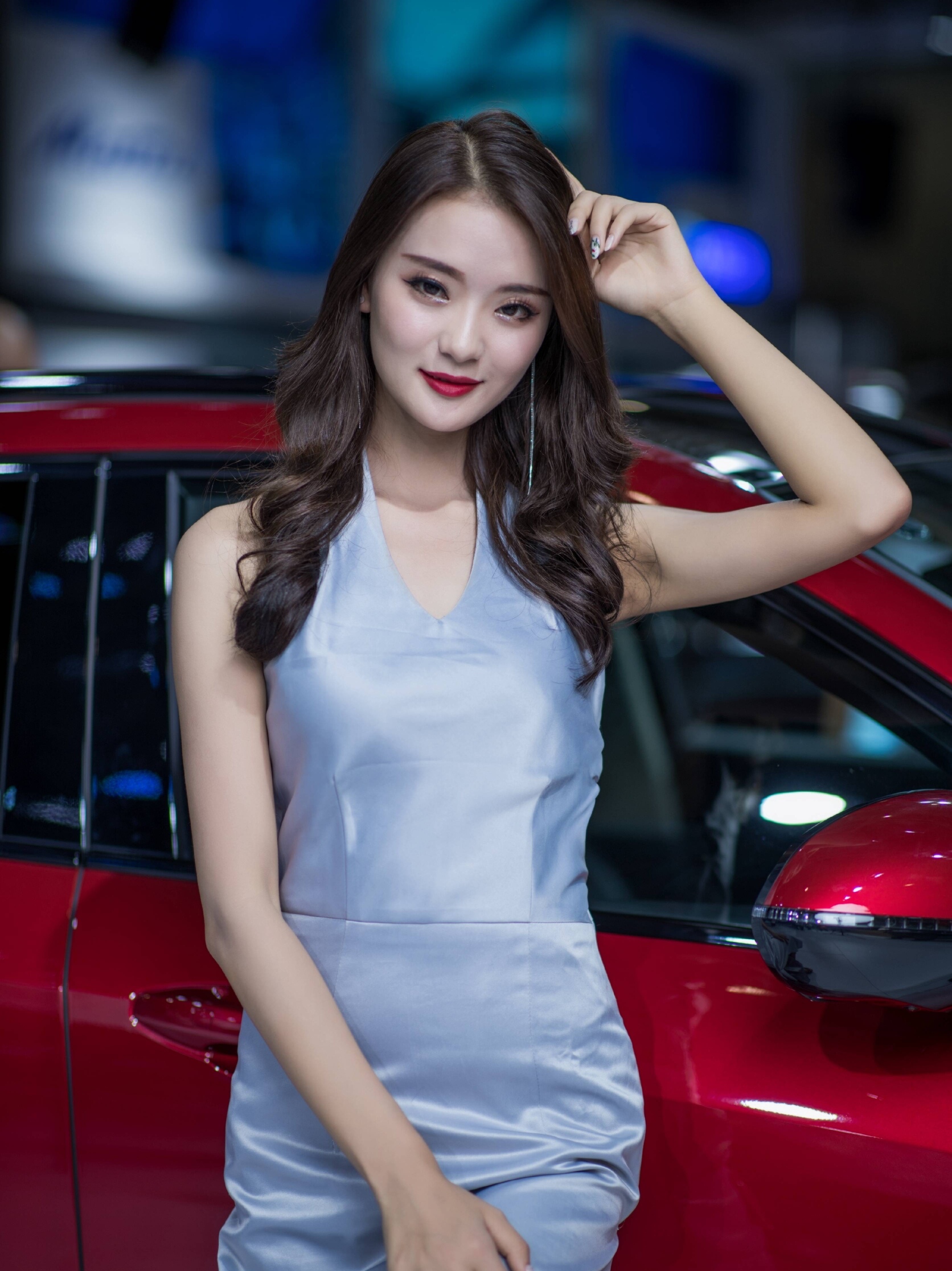 国色天姿的车模,一袭养眼的修身裙,十分惊艳