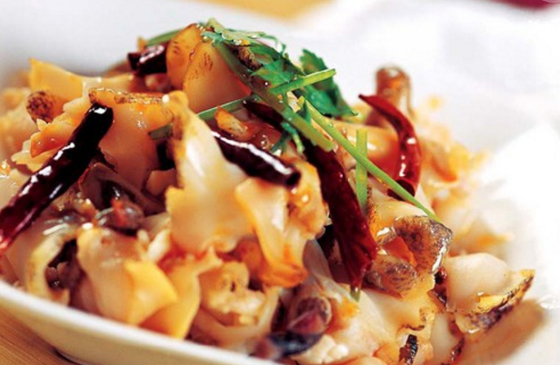 油爆海螺是明清年间流行于登州,福山的传统海味菜肴