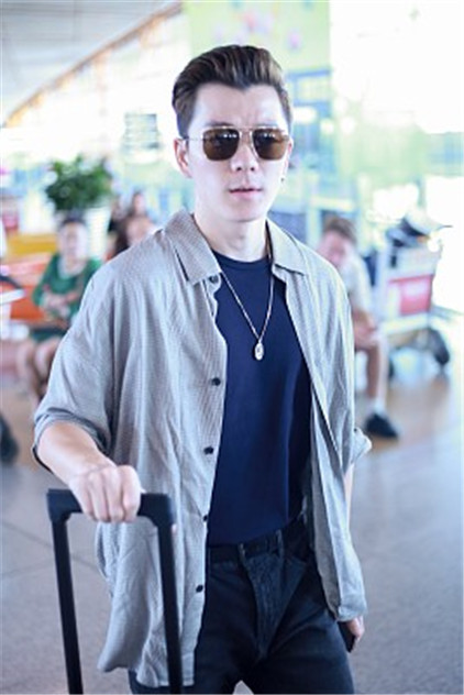 王栎鑫现身机场 衬衫搭牛仔裤休闲帅气 梳大背头戴墨镜玩痞帅