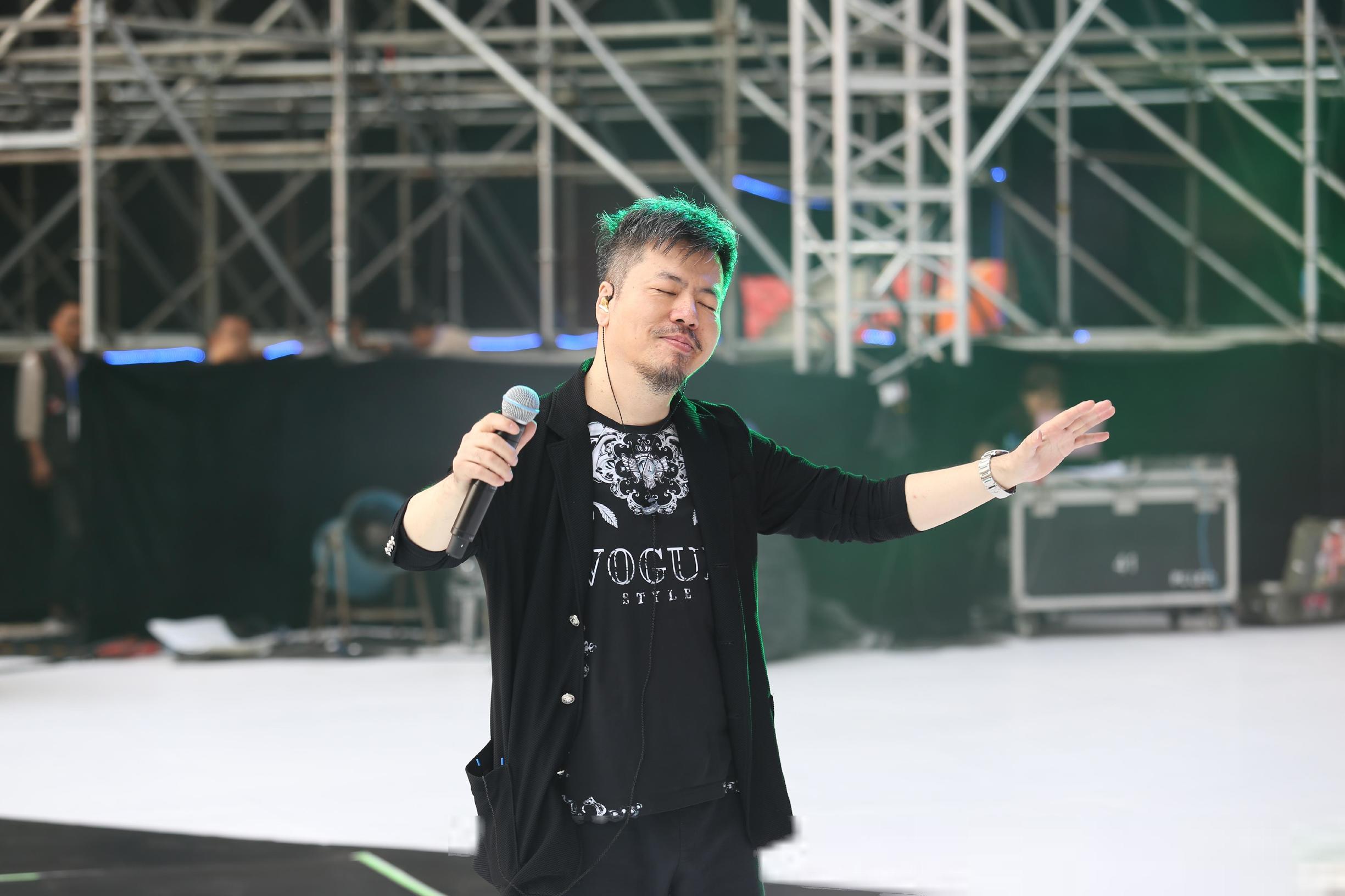 捧红王菲后,自以为很红,坚持在鸟巢开演唱会,妻子哭着卖房还债