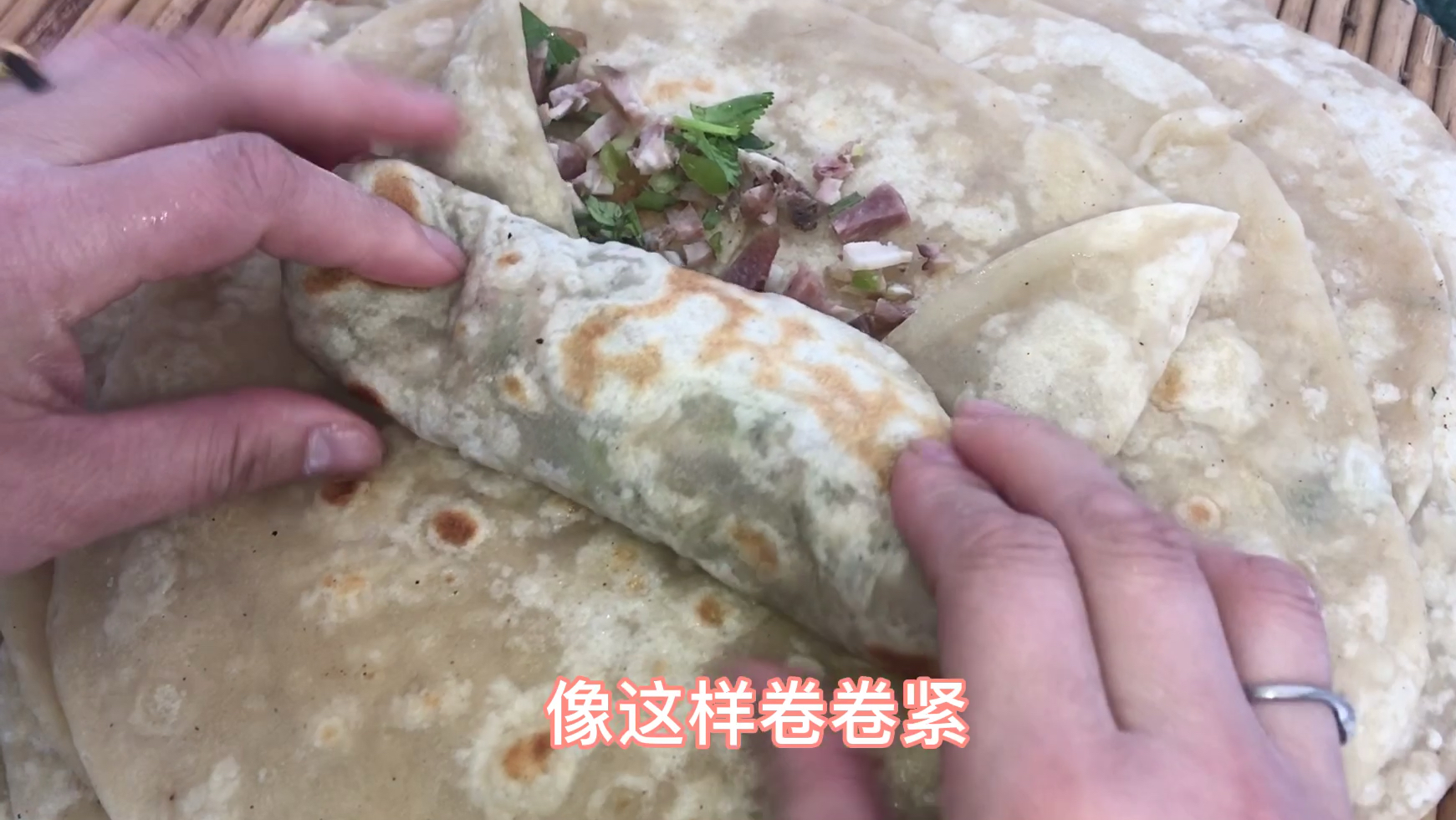 烙饼经常吃,河北南宫特色饼卷肉您吃过吗?吃一次让你念念不忘