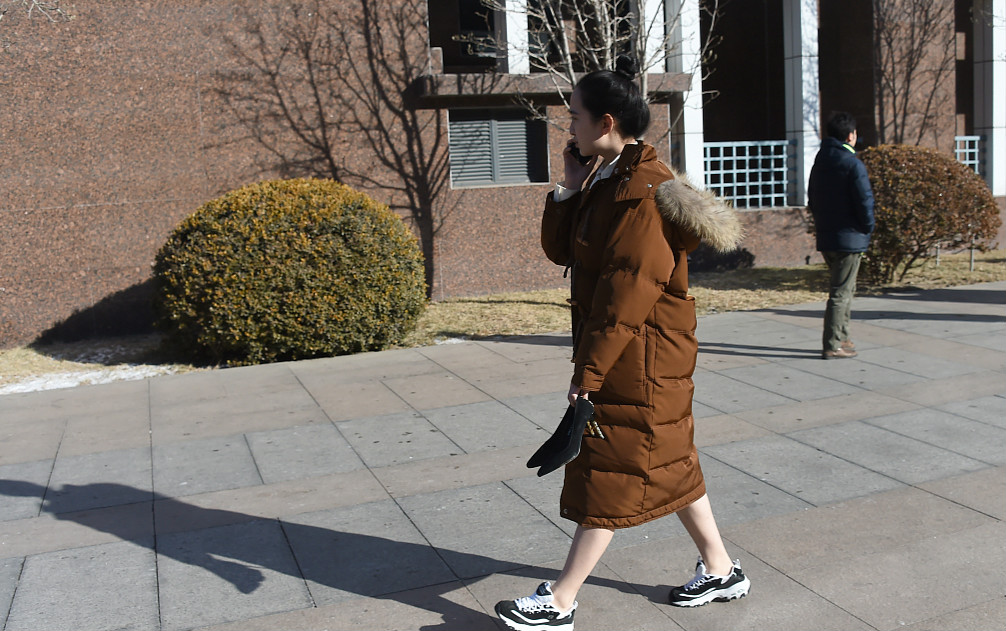中国传媒大学2019艺考复试开考 美女考生光腿套羽绒服不惧严寒