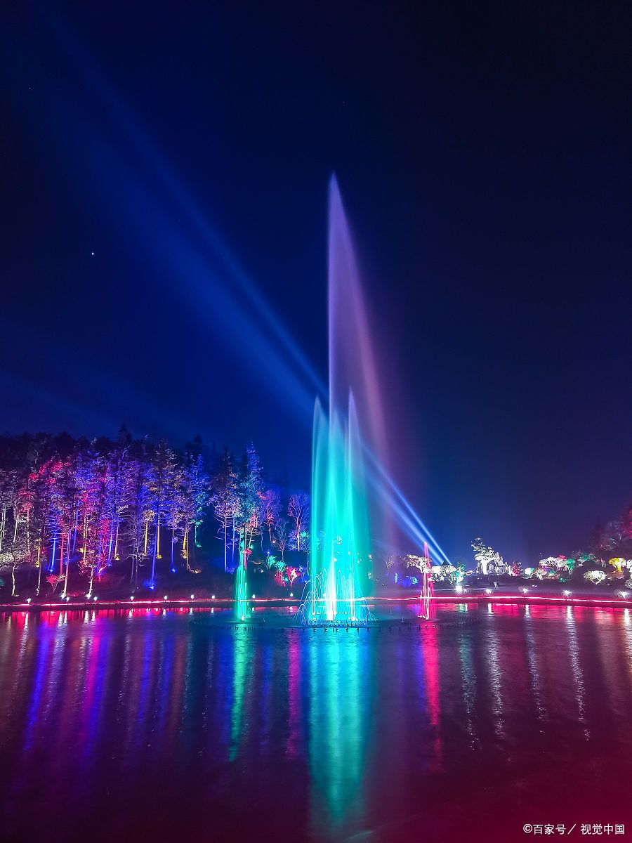 梅溪湖音乐喷泉:光影交织,端午粽香 【璀璨之夜】梅溪湖畔,音乐喷泉