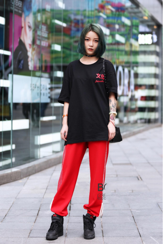 街拍:图7红裤子搭配黑色上衣太酷了,时尚个性又有潮流气息!
