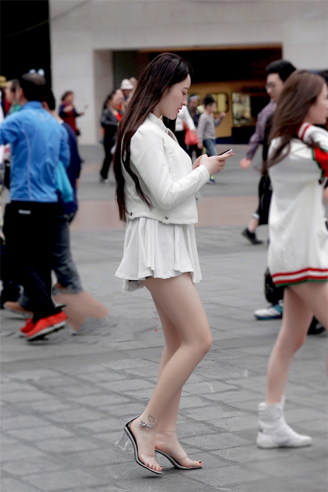 街拍:白衣女子戴酷帅墨镜,搭配黑色短裤,走在街上很抢眼!