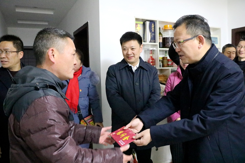 宜宾:李学焦到屏山县慰问困难群众及台胞台属