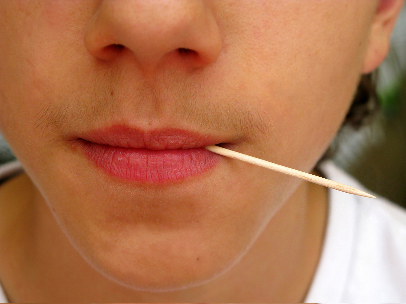 为什么嘴皮不能撕掉?  嘴唇和嘴巴周围的皮肤是非常敏感和薄弱的,不建