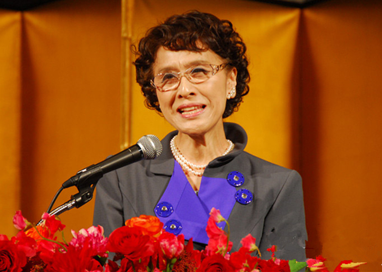 71岁栗原小卷演出独角戏苦练三个月,担任服装设计亲自挑选面料!