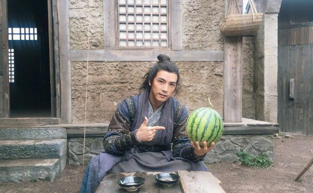 贺军翔古装照帅气有型 名副其实当吃瓜群众求围观