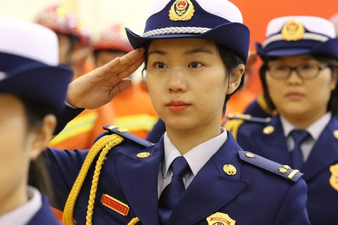 全体消防救援人员 向中国消防救援队队旗敬礼