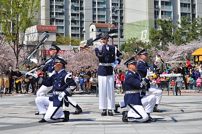 韩国镇海樱花盛开,游人如织,韩国空军仪仗队表演