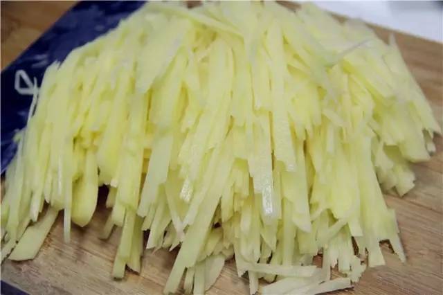 酸溜土豆丝超简单的做法,酸酸甜甜的,超好吃!