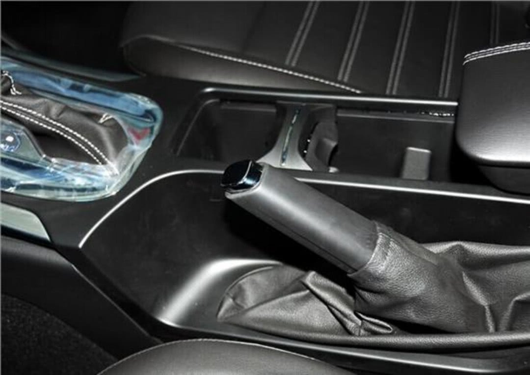 手动挡车刹车时,到底是先踩离合还是先踩刹车?这是一门学问