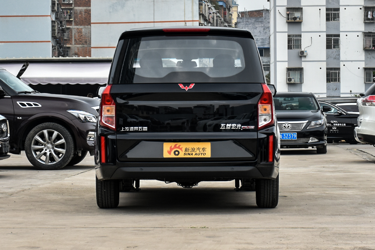 2019款五菱宏光plus 1.5t 手动舒适型7座