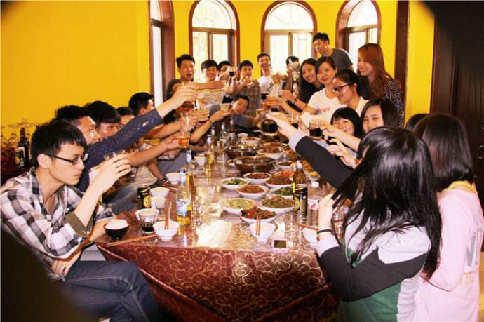 女子带老公参加同学聚会,一直炫耀老公有钱,看到舍友男友傻住
