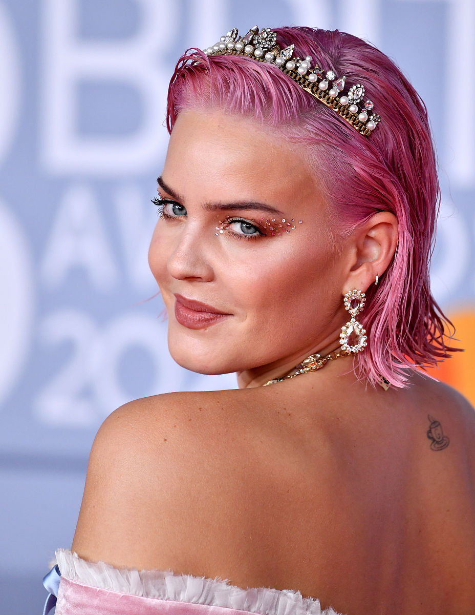 2020全英音乐奖星装:阿内·玛丽超大蝴蝶结摆尾礼服 仙气十足