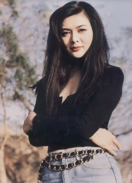 57岁关之琳近照公开,没了美颜与精修,才懂她嫁不出去的原因