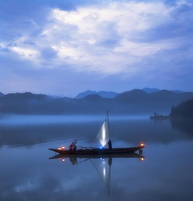 七律· 江渚悠悠碧海魂(新韵)