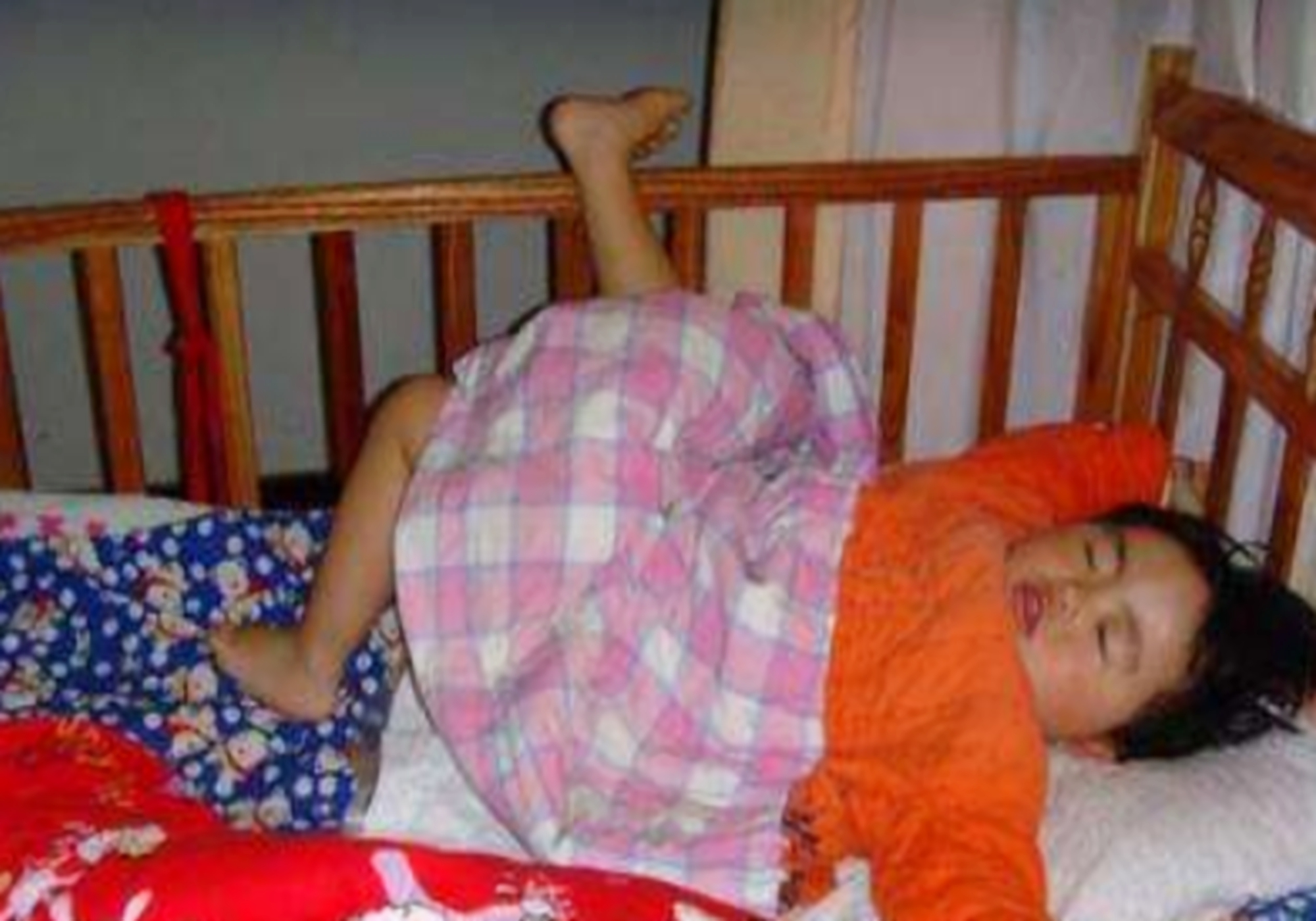 天气越凉睡觉越不老实?孩子爱踢被子不一定是热,这些情况要重视