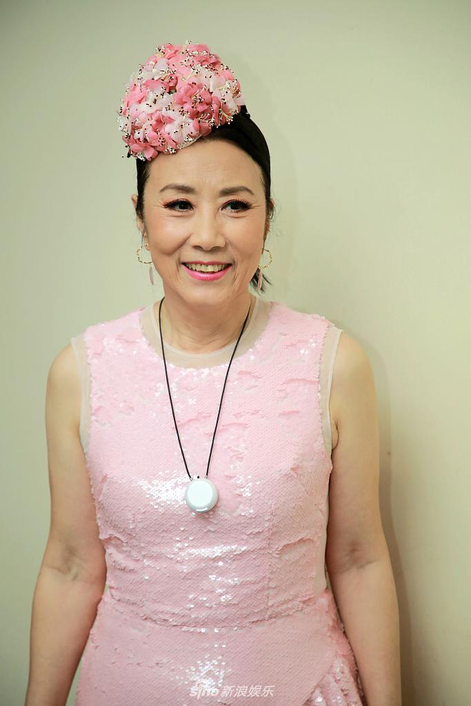 组图:73岁汪明荃穿粉裙优雅减龄 对镜甜笑气质状态俱佳