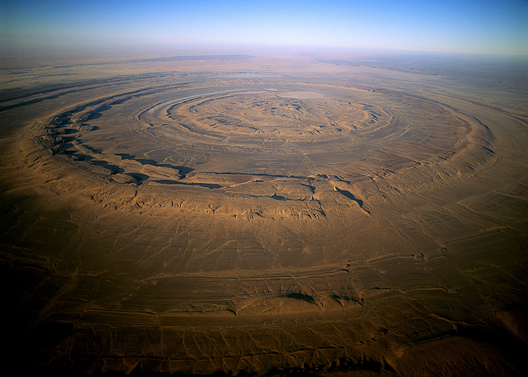 这就是非洲著名的撒哈拉之眼,最外圈的直径高达40 公里