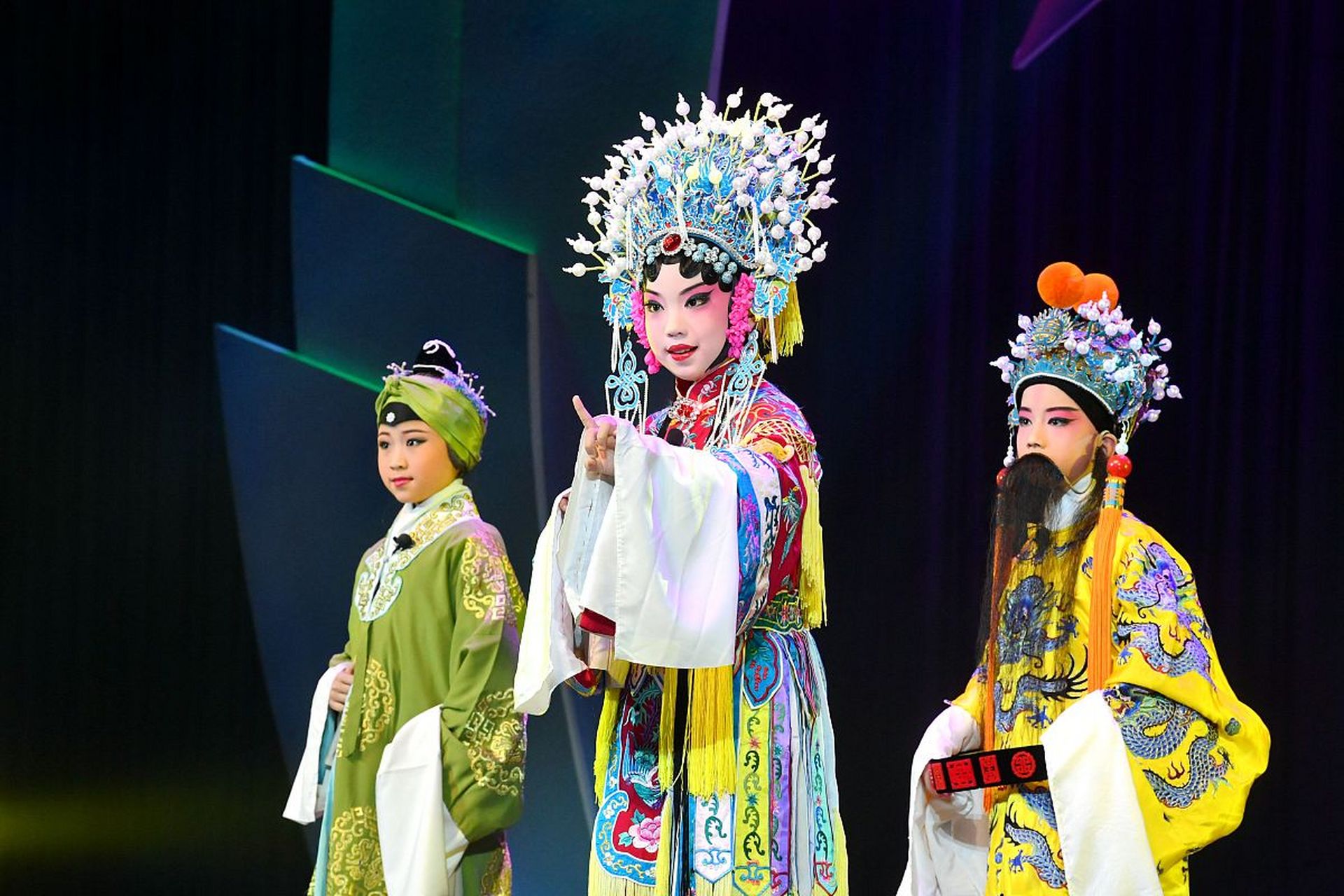 王红丽与母亲王素珍同台演出《划刀下的红梅》,展现豫剧艺术魅力,传承