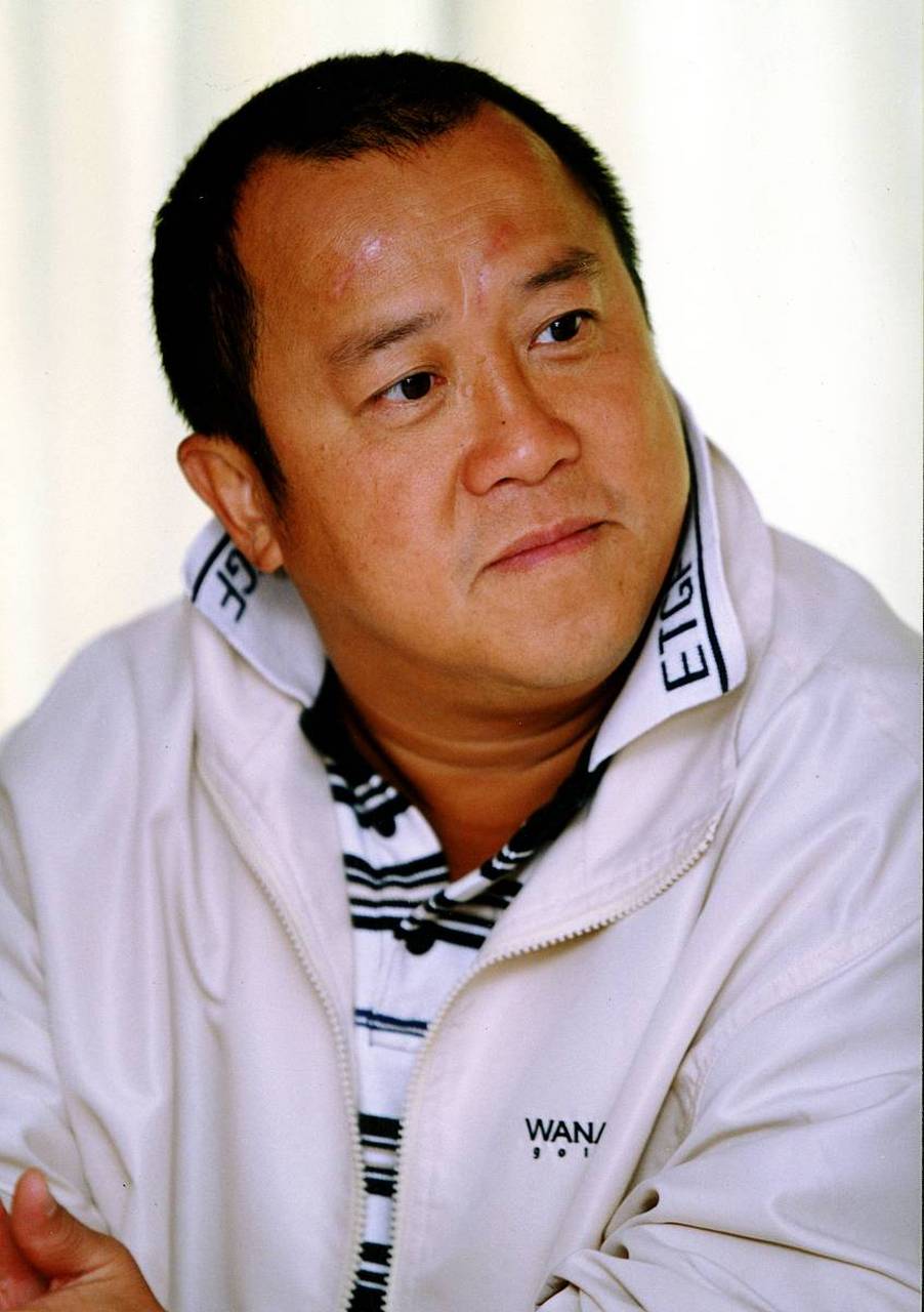 宴会上,张可惠与苗侨伟亲密无间,曾志伟苛斥,她却