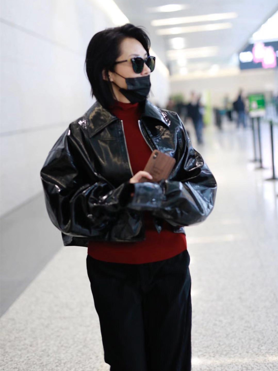 许晴快五十岁了又怎样,一件中性皮衣走机场,霸气十足!