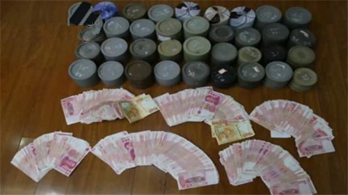 50人扎堆"斗蛐蛐",却引来警察围剿,现场让人不敢相信