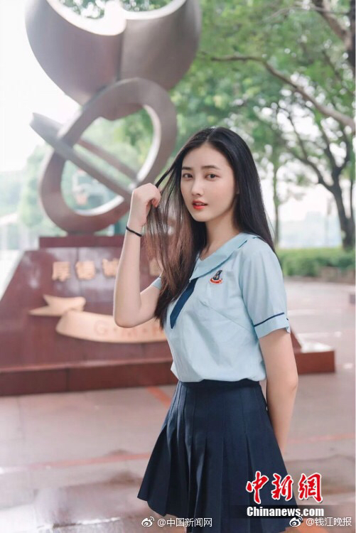 东莞中学新校服引争议,吧友:主要看脸!