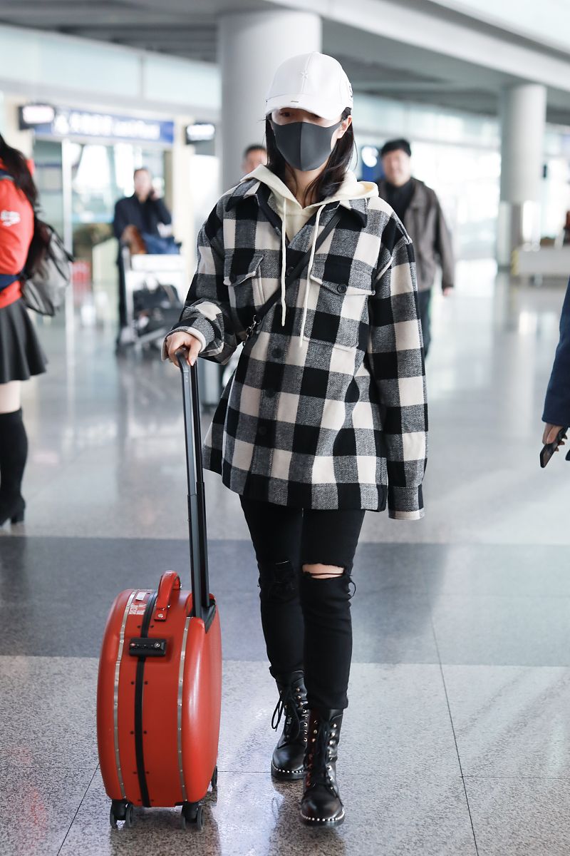 赵今麦街拍:黑白格纹衬衣内搭帽衫 珍珠短靴少女感满满